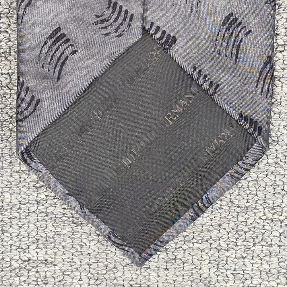 ARMANI COLLEZIONI MEN'S DESIGNER SILK TIE – GRAY WAVED PATTERN – 4” WIDTH